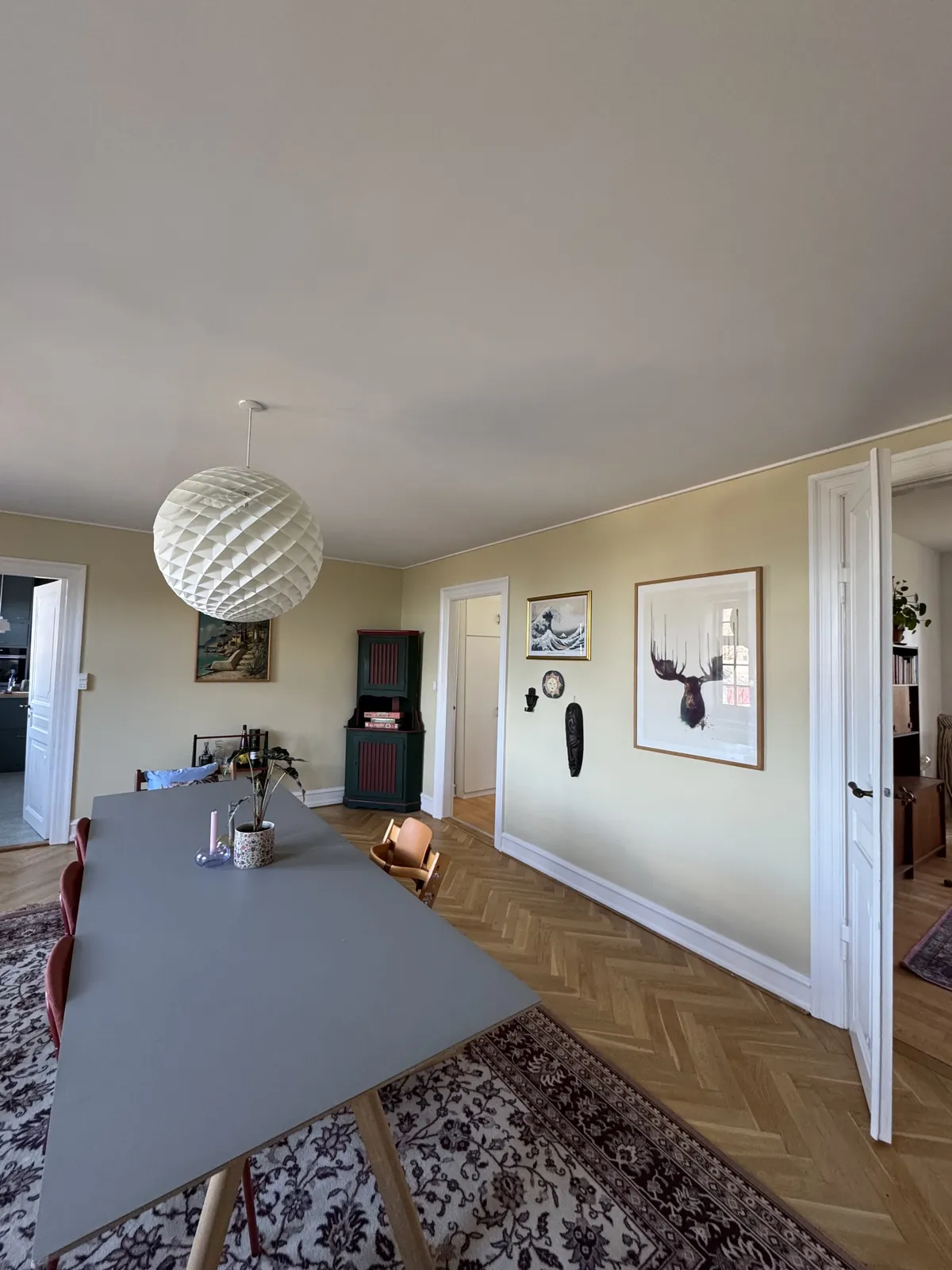 Spisestue med kunst og nymalede vægge