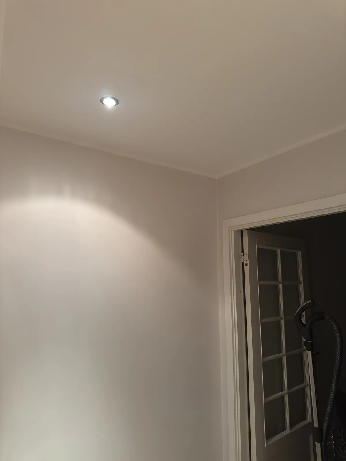 Nymalet loft og væg med spot ved døren