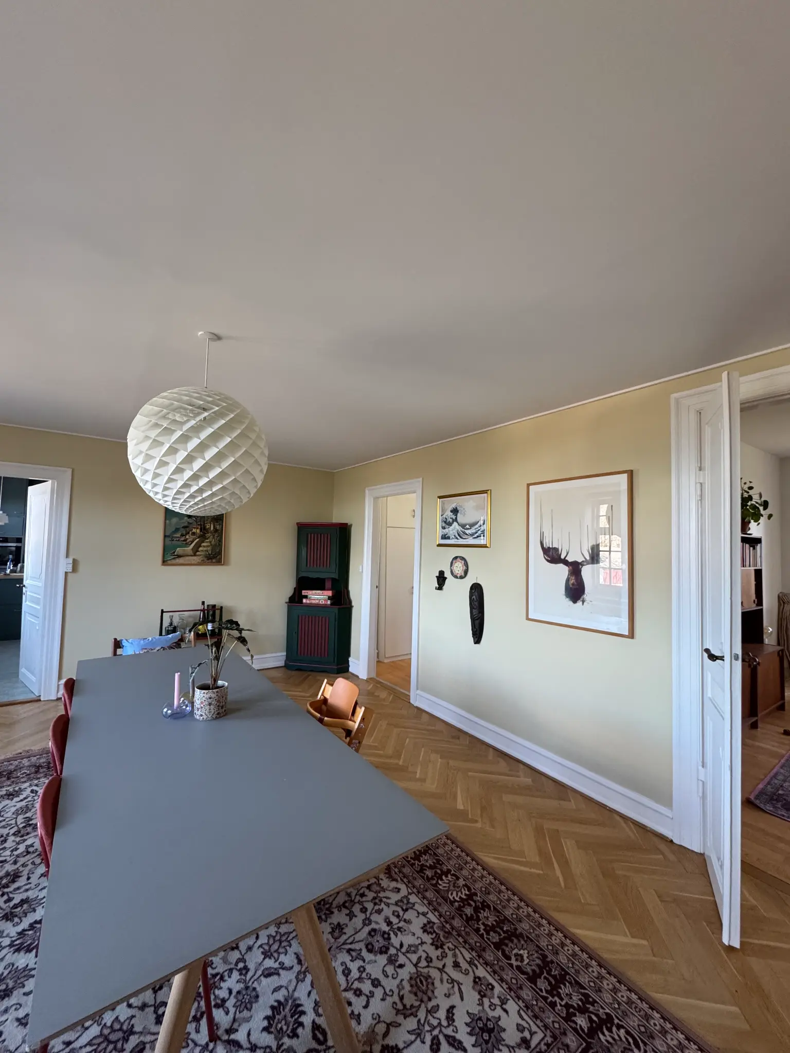 Spisestue med kunst